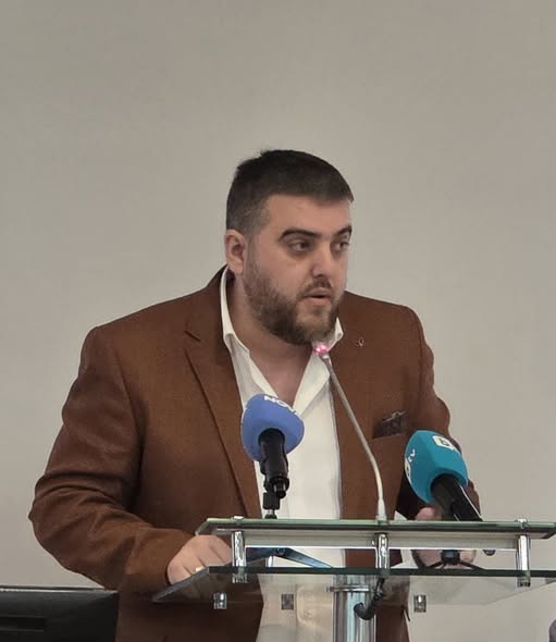 “Ако още веднъж някой политик ми се похвали колко километра магистрали и пътища е построил, ще го хвана за ръка..
