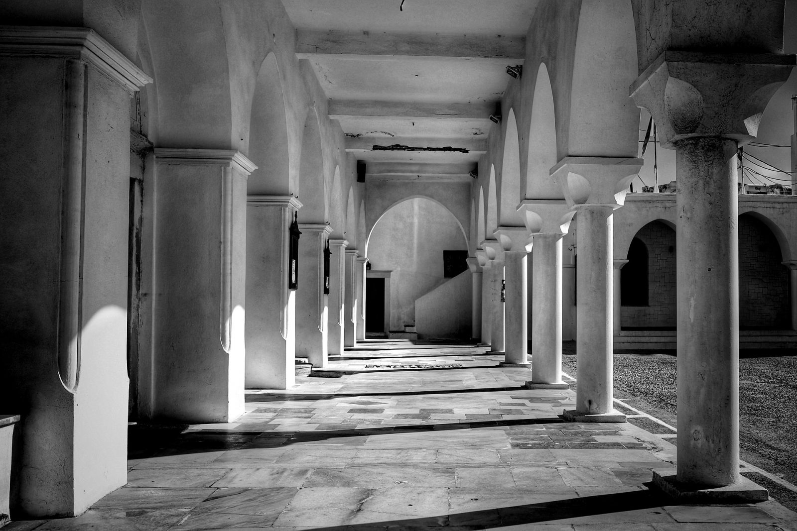 “Миг преди да тръгната за църквата, затова Господ да ми прости, че вместо в небесата, гледам в земята, но:..