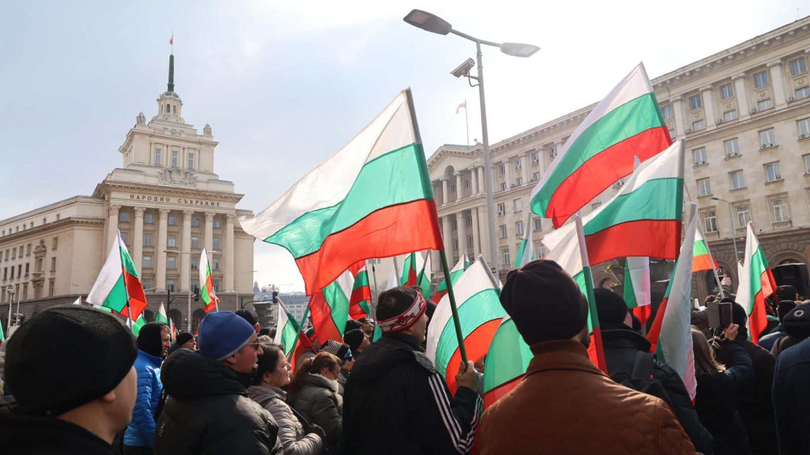 Ние протестираме срещу отделни несправедливости, а цинизмът и безхаберието остават