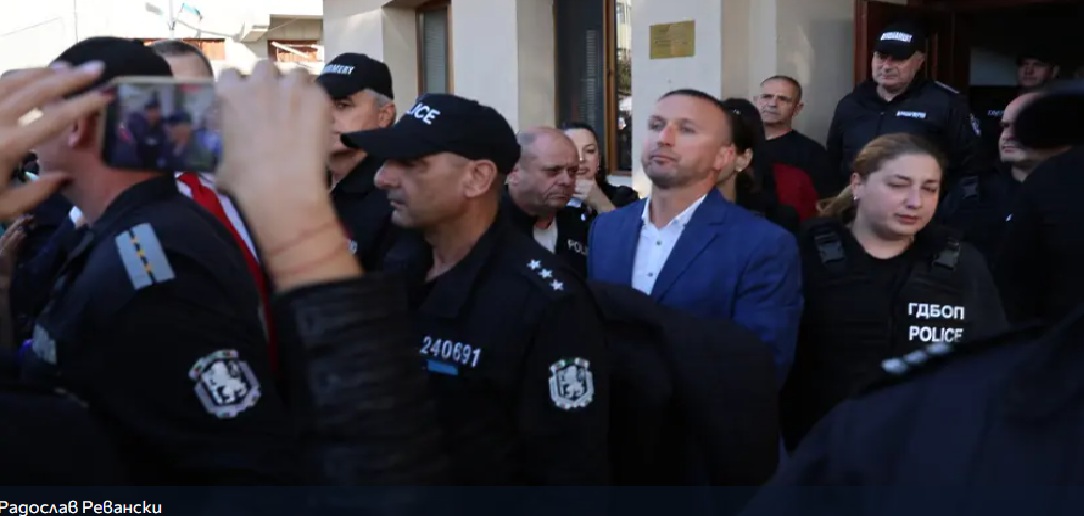 Изведоха с белезници кмета на Белица Радослав Ревански