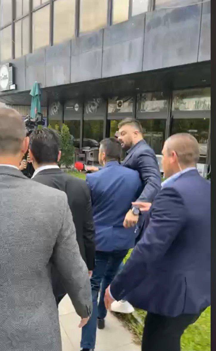 Двойна провокация от тези, които диктуват едноврменно в слушалките на Колтуклиева и на охранителя от НСО