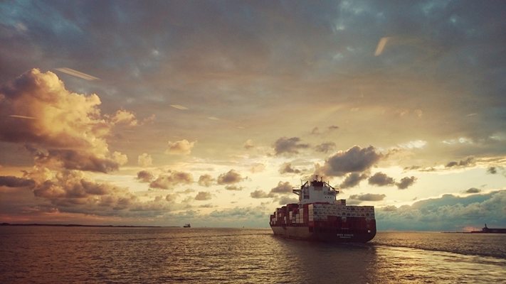 Русия твърди, че е поразила кораб с военен товар в Черно море