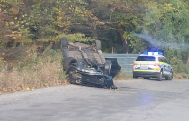 Кола се преобърна по таван на бул. 