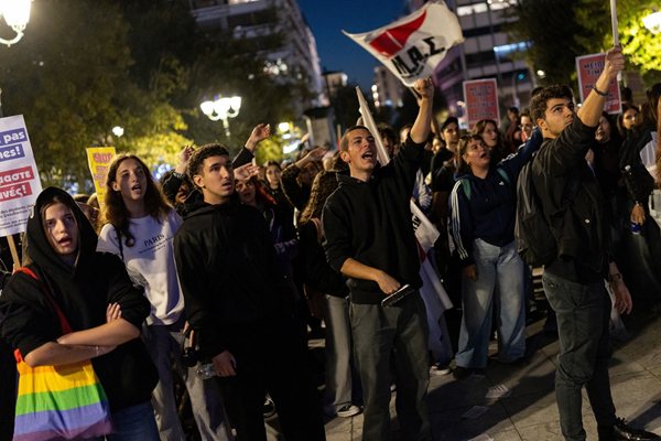 Атина под засилена полицейска охрана заради протестите, магазини барикадират витрините си