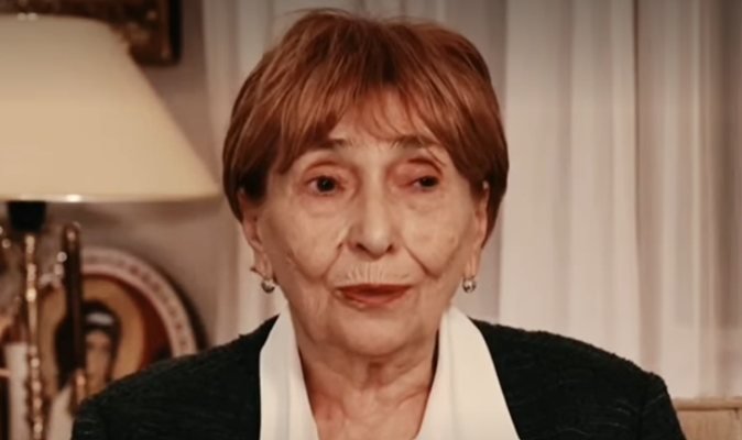 Нападнаха 82-годишната майка на Вучич пред избирателна секция в Белград