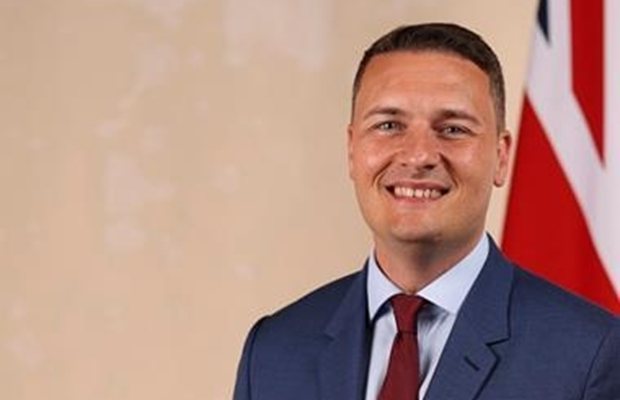 Британците купуват трескаво стоки от първа необходимост, рафтовете на магазините - празни