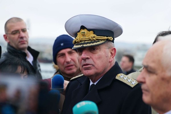 Официално: правителството предлага на Йотова да освободи адм. Ефтимов от военна служба