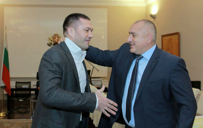 Бойко Борисов с подаръци от Кубрат Пулев!