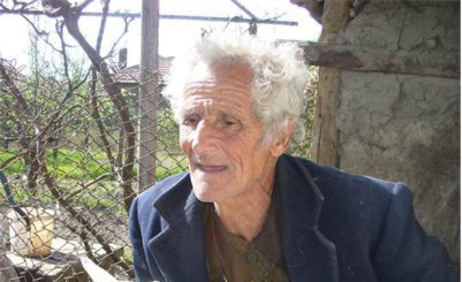 Той е на 81, живее сам, а те искаха да му откраднат всичко! Дори козичката!