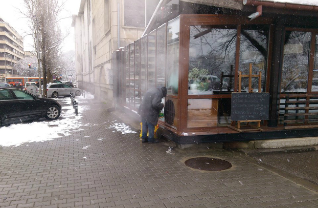 Просяк топли хляба си на вентилацията на ресторант... И не иска подаяния!
