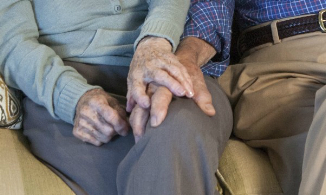 Любовта им отива: Съпрузи женени 75 години, починаха с разлика от 1 ден!