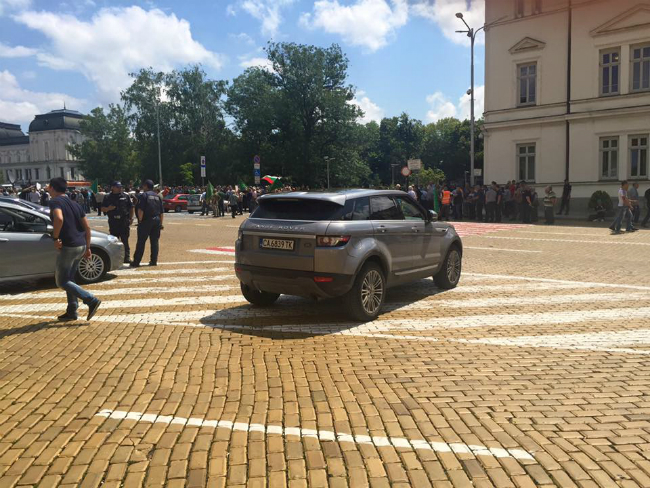 Джипът на депутата Йордан Цонев! Всички сме равни, но някои са по-равни от другите?