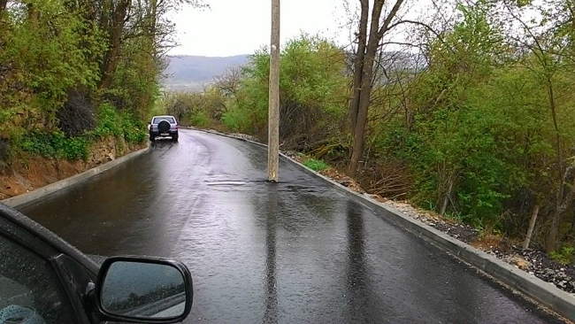 БЕЗ КОМЕНТАР: виждате ли стълба по средата на пътя?! Това е България...