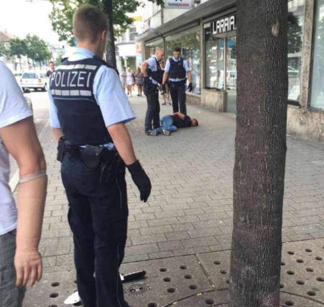 Мъж уби с мачете жена в Ройтлинген, Германия