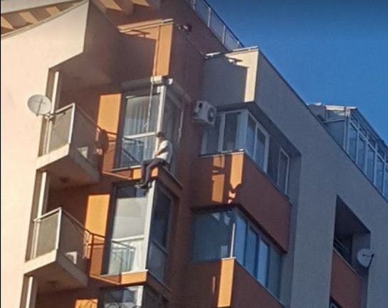 ИЗВЪНРЕДНО: Бесен екшън в София! Мъж се опитва да се самоубие в Студентски град