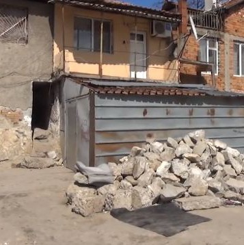 Роми прокопаха тунел до училище