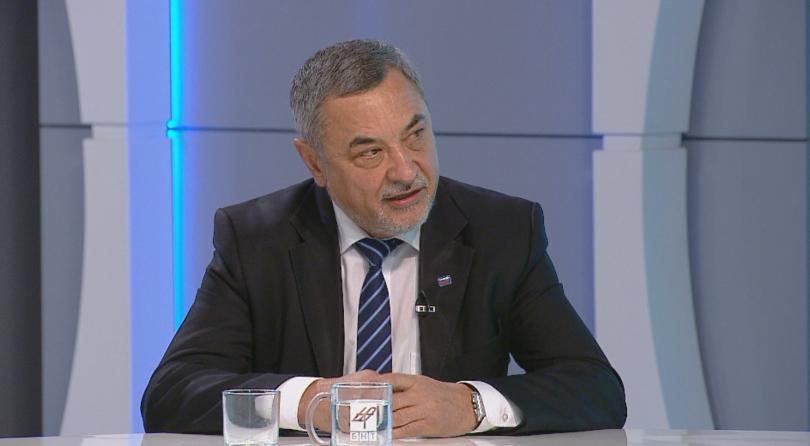 Валери Симеонов: Предлагаме либерализация за пушенето. Пуши се и в парламента!