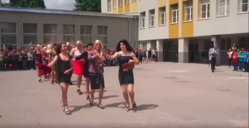 Видео: Момчетата от СМГ с рокли и перуки на бала си под съпровода на Бионсе