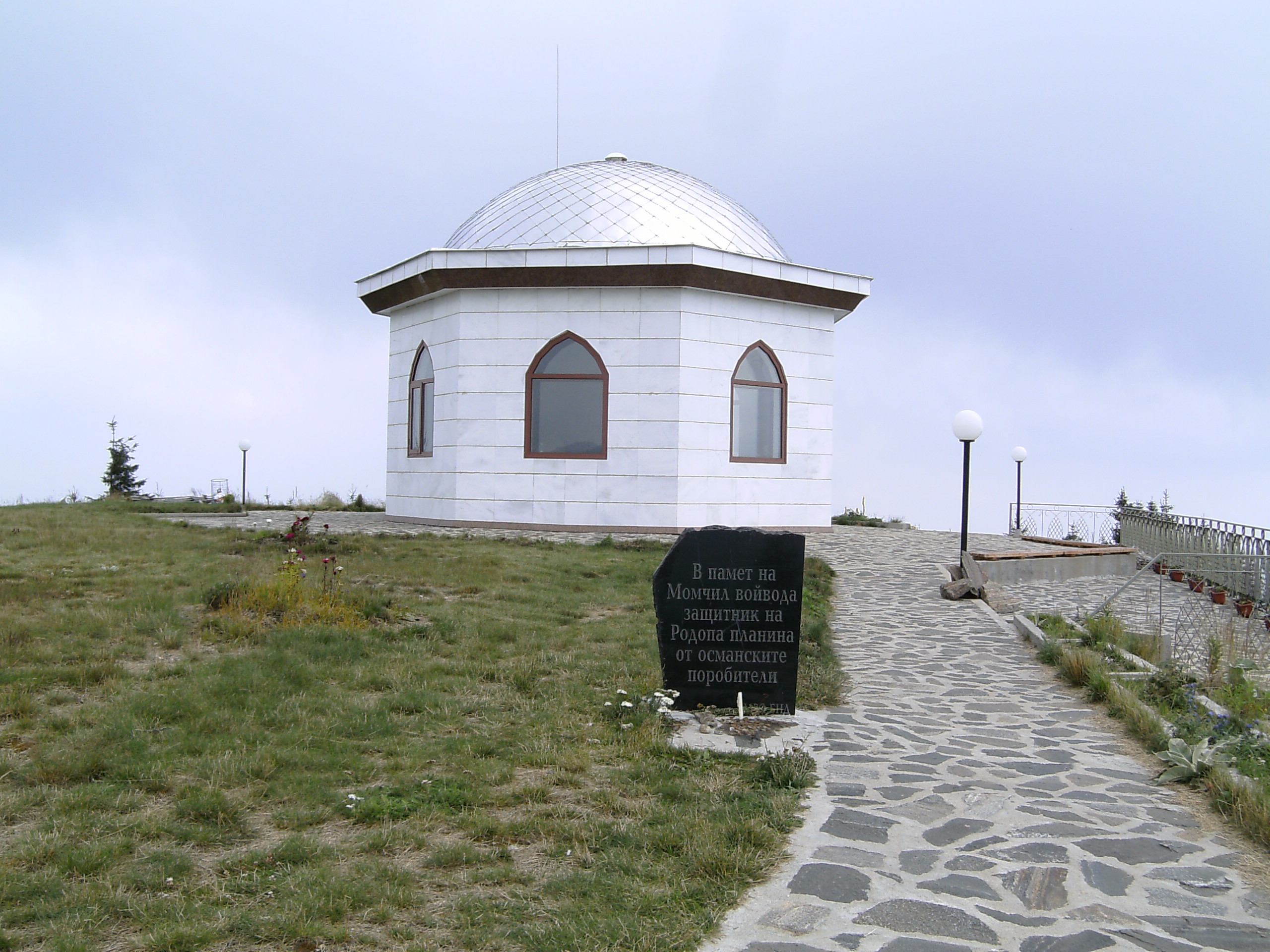 Паметник на поробителя в сърцето на Родопа планина