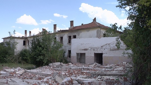Събарят старо училище в Новозагорско, не казват на местните защо