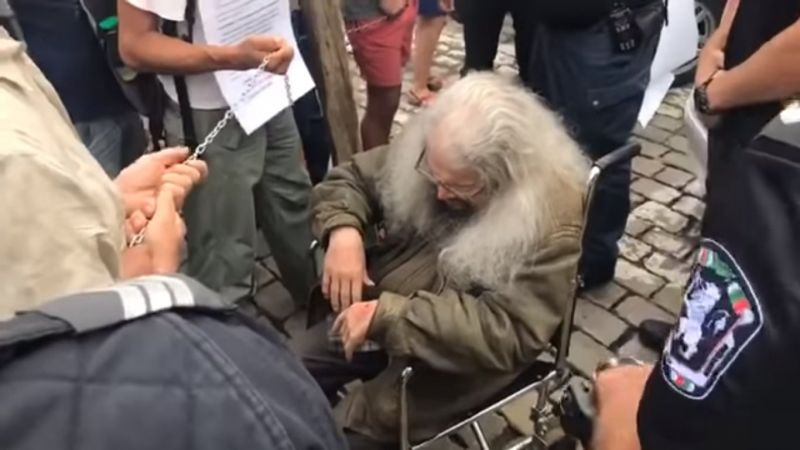Умира човещината