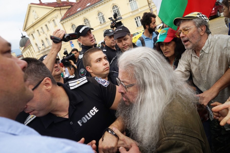 Вериги в подкрепа на Босия и напрежение пред парламента (Видео)