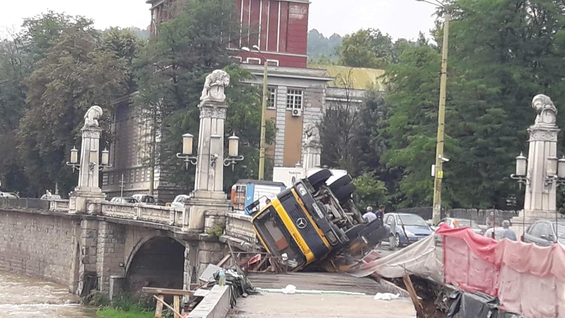 Камион с бетон помпа се обърна в река Янтра в Габрово (снимки)