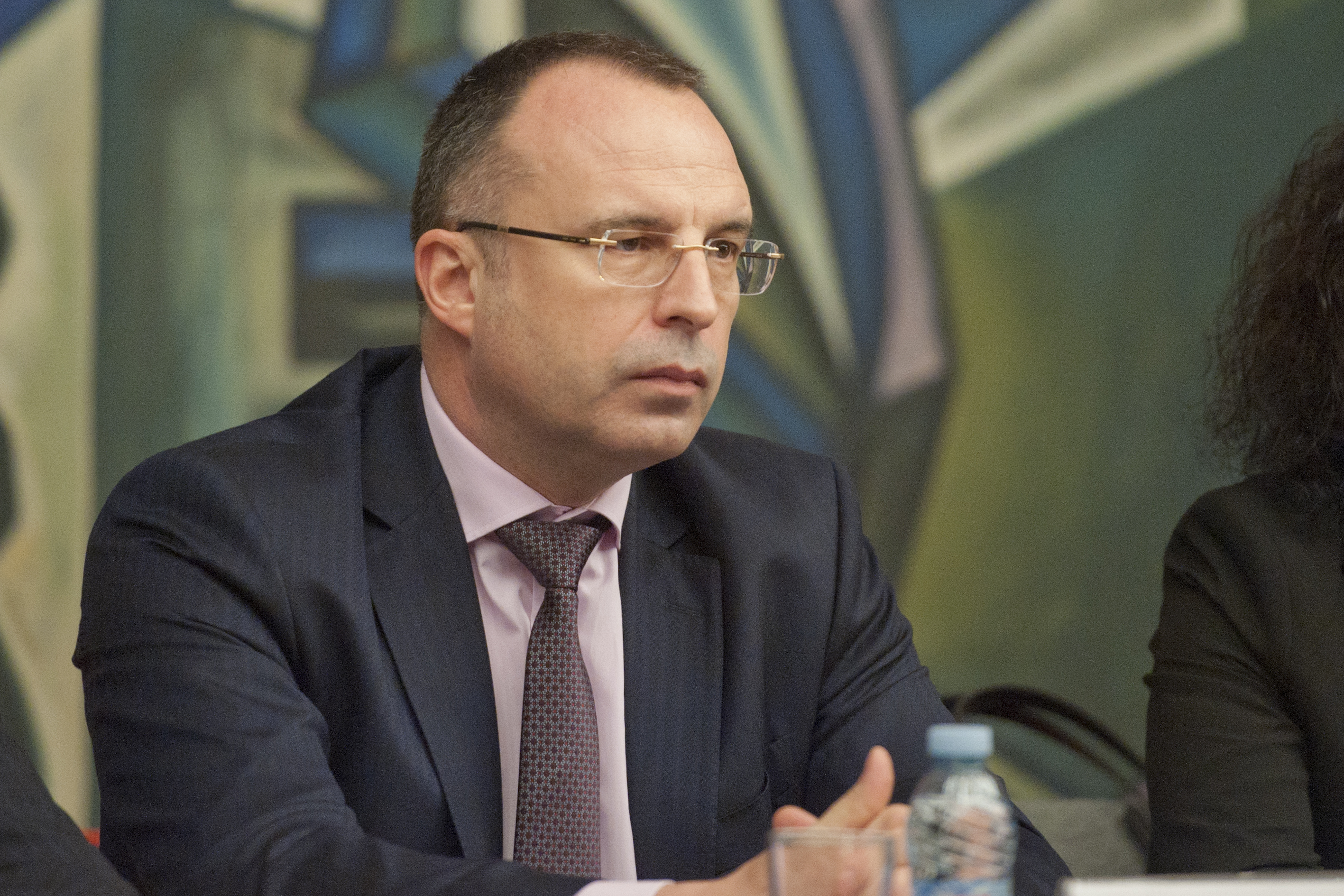 Порожанов няма да подава оставка заради чумата