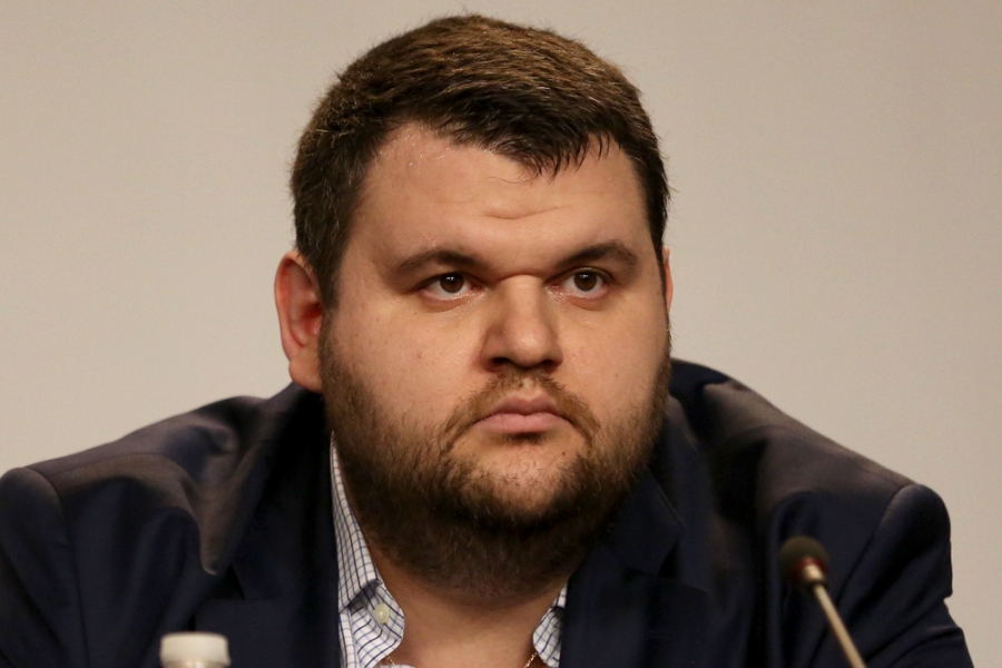 Пеевски декларира 37 млн. лв. приходи, живее и се вози под наем