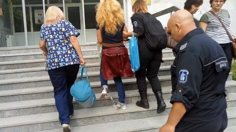Десислава Иванчева постъпи в болница с окови на краката (Видео)