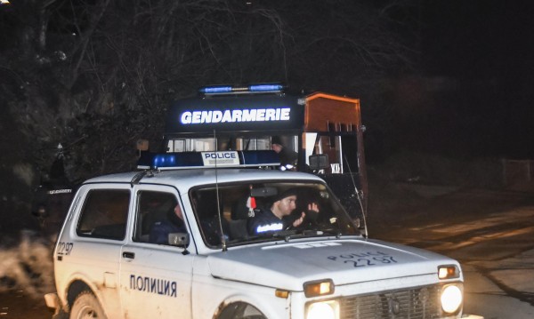 Роми с брадви нападнали полицаи в Гълъбово. Потрошили патрулния автомобил. Има ранени