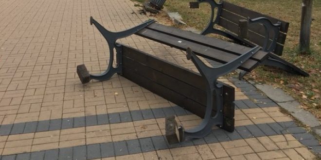 Вандали изкъртиха пейки и кошчета в парка в 