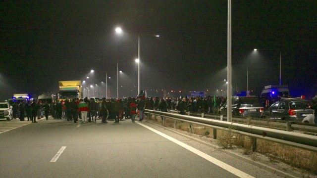 Протестите в страната продължават