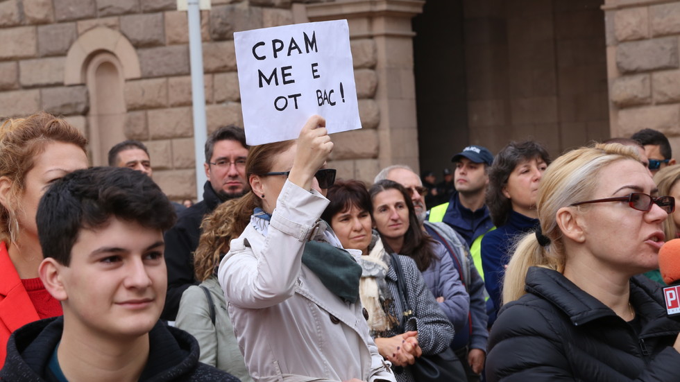 Пари за лична помощ няма. Майките търсят лична отговорност от премиера