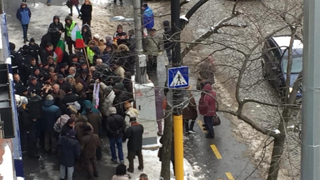 Протестиращи и полиция стигнаха до сблъсъци пред сградата на КЕВР
