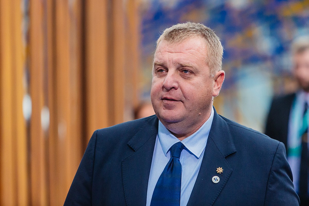 EUREPORTER: Каракачанов е получавал между 550 и 1500 евро за всеки македонец, получил български паспорт!
