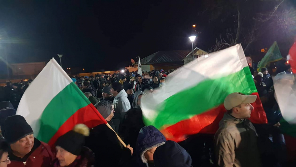 Площадът на Войводиново почерня от народ! Стотици недоволни веят българския флаг (СНИМКИ)