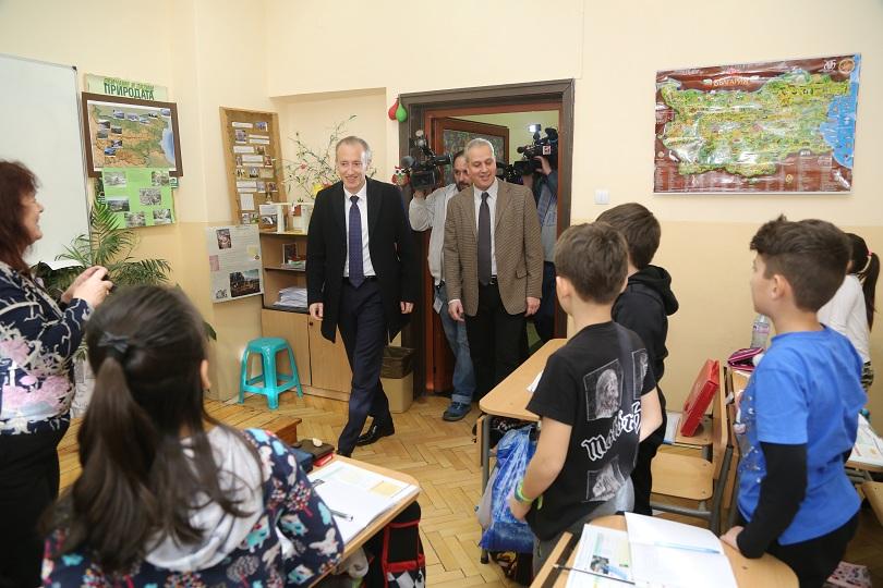 Засега е спряна анкетата с графа за пол 