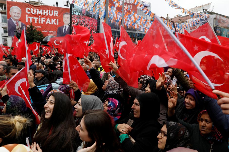 Различни партии, различни държави