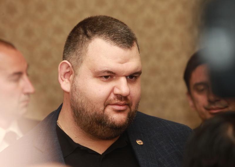 Пеевски в парламента: Ще работим за сваляне на ДДС за хляба, лекарства и книги