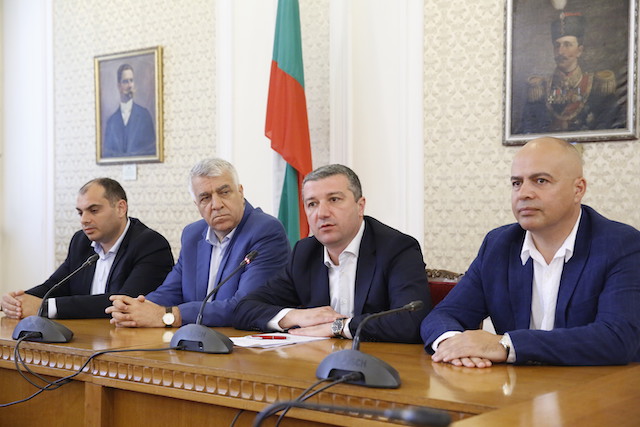 Драгомир Стойнев: Депутатите от ГЕРБ и ОП нямат собствена воля - те са придатък на премиера
