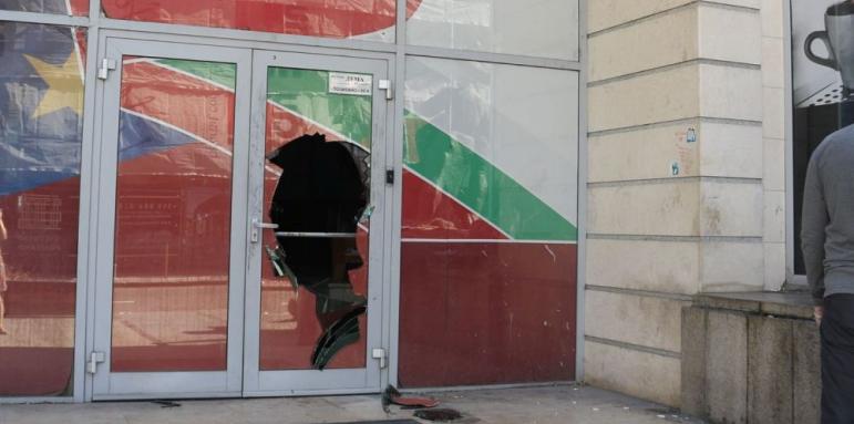 Пиян посетител на гей бар разби входа на в. „Дума“