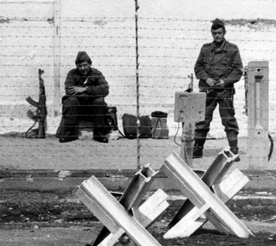 Трийсет години след падането на Берлинската стена стените се завръщат