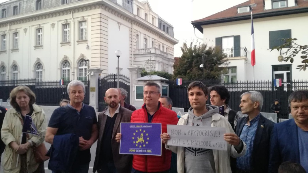 Протест пред френското посолство у нас в подкрепа на Северна Македония за ЕС