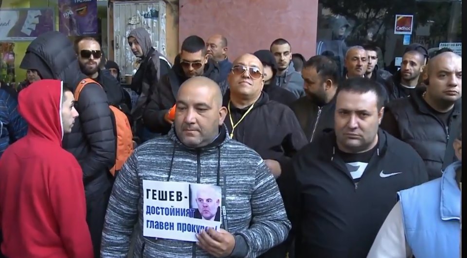 Запомнете тази снимка и типа хора на нея, защото това идва с Гешев. Това ни чака.