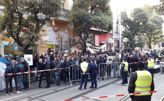 Стотици полицаи охраняват избора на Гешев, протестът изтикан далеч от ВСС(ВИДЕО И СНИМКИ)