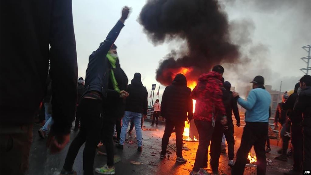 Над 100 убити в кървавите протести в Иран. Защо знаем толкова малко за тях?