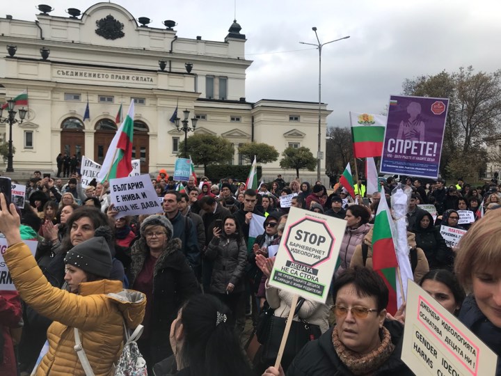 Протестиращите родители - нито са малко, нито се отказват. (ВИДЕО + СНИМКИ)
