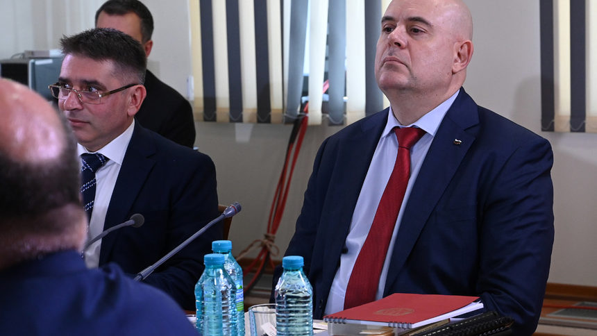 Първа крачка в правилната посока (реакции в мрежите след хода на Радев)