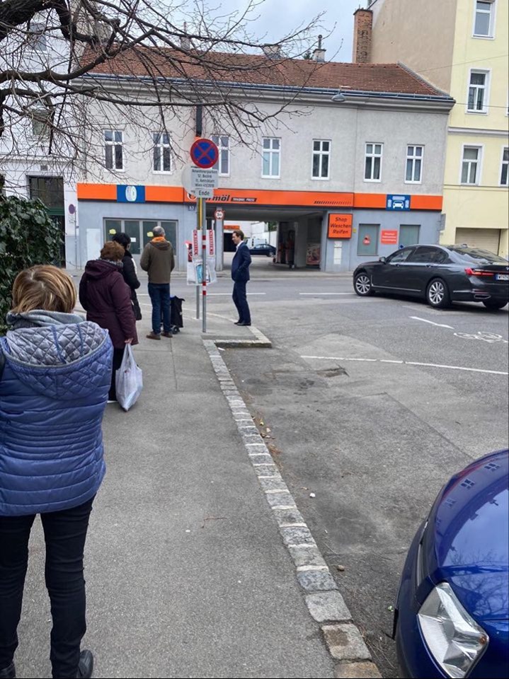 Себастиан Курц чака пред аптека
